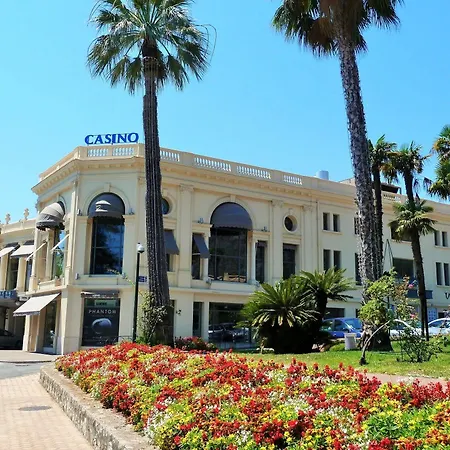 Carlton Hotell 4*